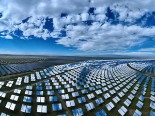 【坚定信心 实干争先——深入学习贯彻习近平总书记考察青海重要讲话精神】塔拉滩的蓝色蜕变：当戈壁荒滩长成
