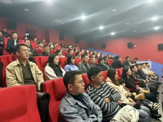 援青题材电影《靠近我 看见你》全国公映 海南州观影现场座无虚席