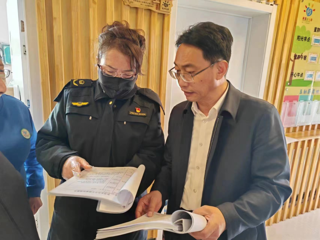 王忠义到共和县调研学校、企业食品安全时强调：要全面落实食品安全