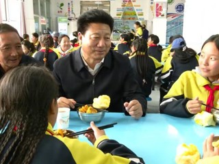 尕玛朋措在共和县调研基础教育公平、校园食品安全和学生营养改善计划落实等工作