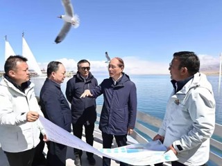吴晓军罗东川在青海湖沿线巡湖调研并召开现场办公会
