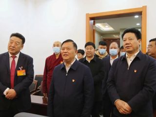 吕刚尕玛朋措等看望出席政协第十四届海南藏族自治州委员会第三次会议的委员