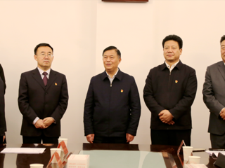 ​吕刚尕玛朋措等领导看望出席州第十五届人大四次会议的代表