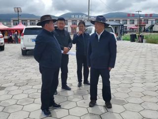 吕刚在青海湖南岸调研生态旅游发展情况